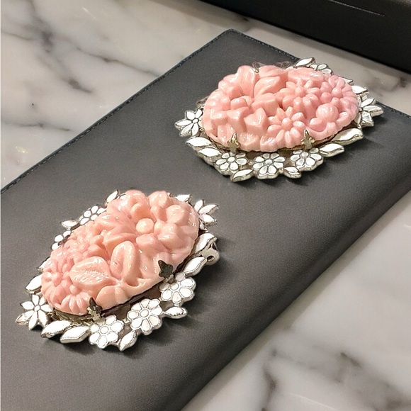 2 Vintage Signed Coro Pink Floral Molded Glass & White Enamel Flower Dress Clips - Picture 3 of 8